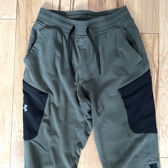 Under Armour Men’s size S loose fit joggers. Khaki w/Blk pockets. Cuff bottom. - Picture 2 of 4